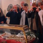 Il grumo di sangue di Padre Pio: le reliquie non passano mai di moda