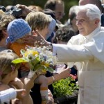 Benedetto XVI operato al polso dopo una caduta